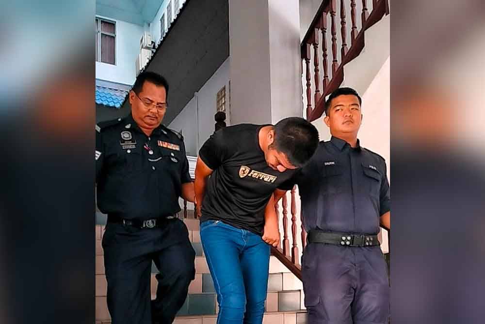 Muhammad Nur Fitri (tengah) didenda RM3,000 oleh Mahkamah Majistret di Melaka.