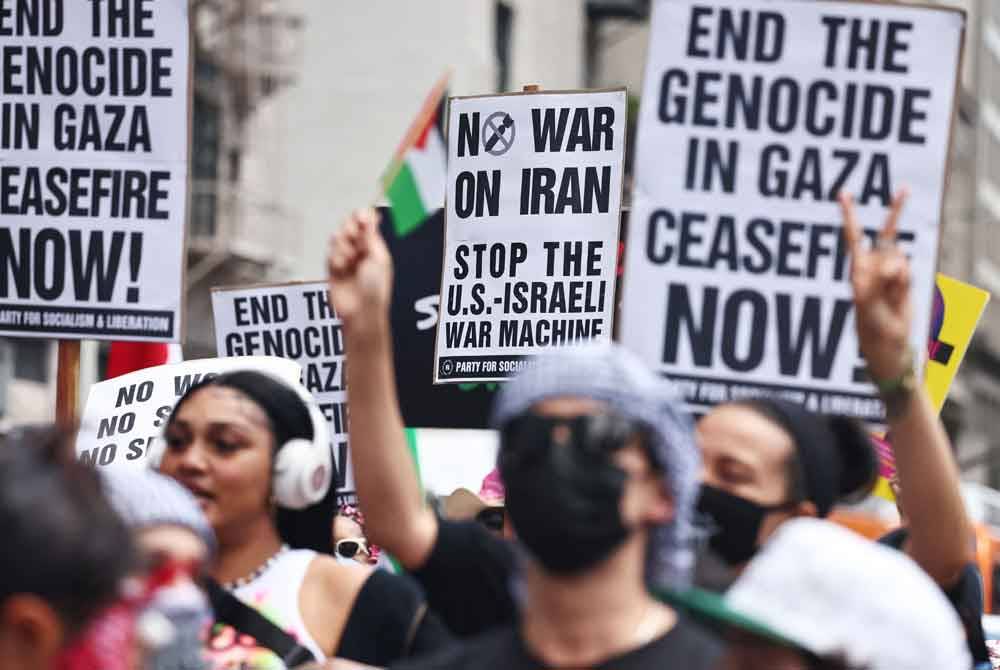 Penunjuk perasaan berarak di jalan raya sekitar Los Angeles menggesa gencatan senjata kekal di Gaza. Foto AFP