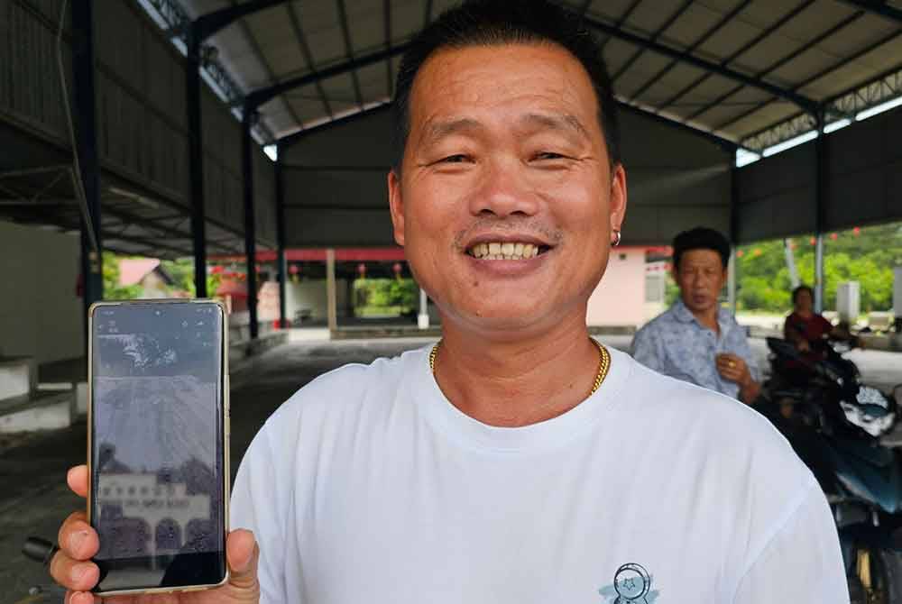 Weng Foong menunjukkan jalan yang diratakan bagi memudahkan pengguna jalan raya melalui jalan pintas di kampungnya.