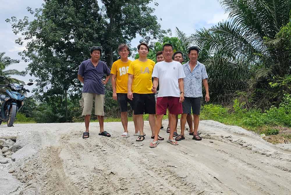 Kumpulan penduduk Kampung Baru Palawan, Langkap gambira dapat membantu puluhan kereta melalui jalan ladang kelapa sawit ketika mahu pulang selepas sambutan Hari Raya Aidilfitri, Sabtu lalu.