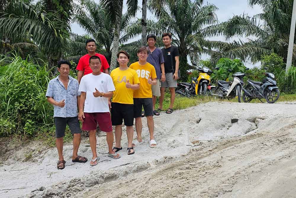 Penduduk menunjukkan laluan yang telah diratakan pada malam Sabtu lalu, yang digunakan sebagai jalan pintas untuk orang ramai pulang ke ibu kota.
