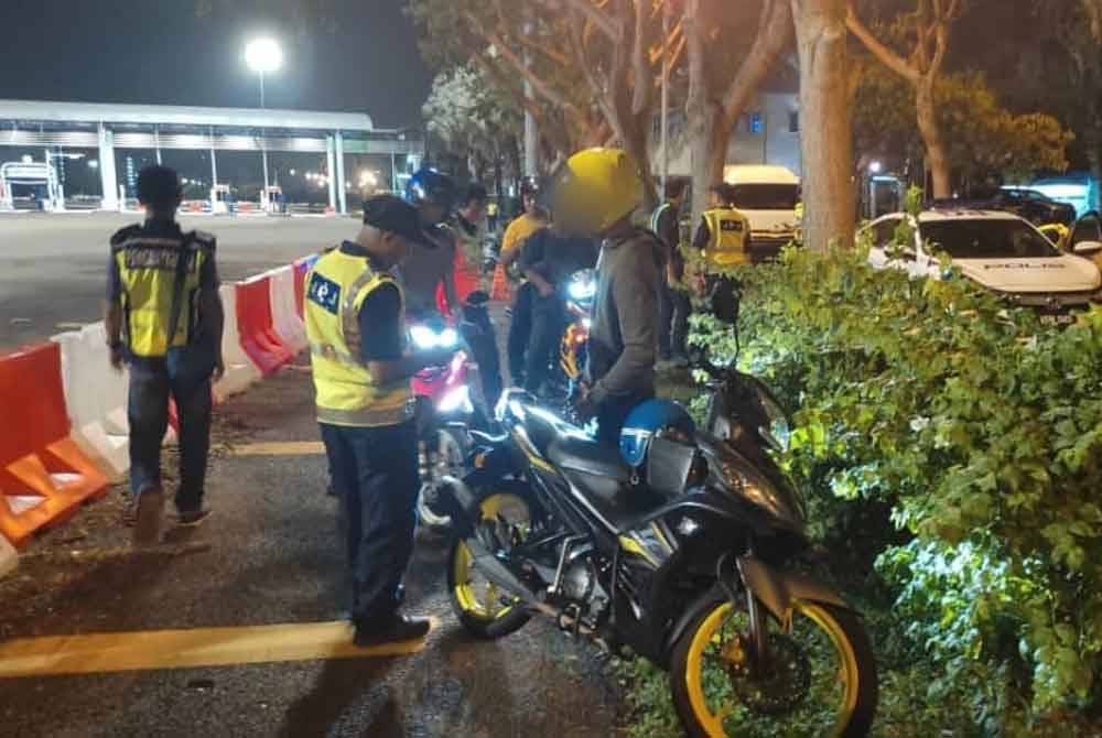 Anggota JPJ Pulau Pinang melakukan pemeriksaan dalam Ops Motosikal di Plaza Tol Lebuhraya Lingkaran Luar Butterworth (BORR) semalam. - Foto: FB JPJ Pulau Pinang