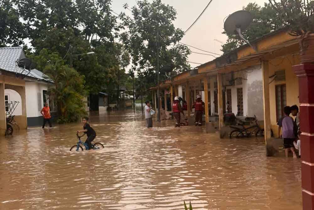 Kampung Melayu Subang dan Kampung Kubu Gajah, dekat Shah Alam dilanda banjir kilat akibat hujan lebat, pada Selasa.
