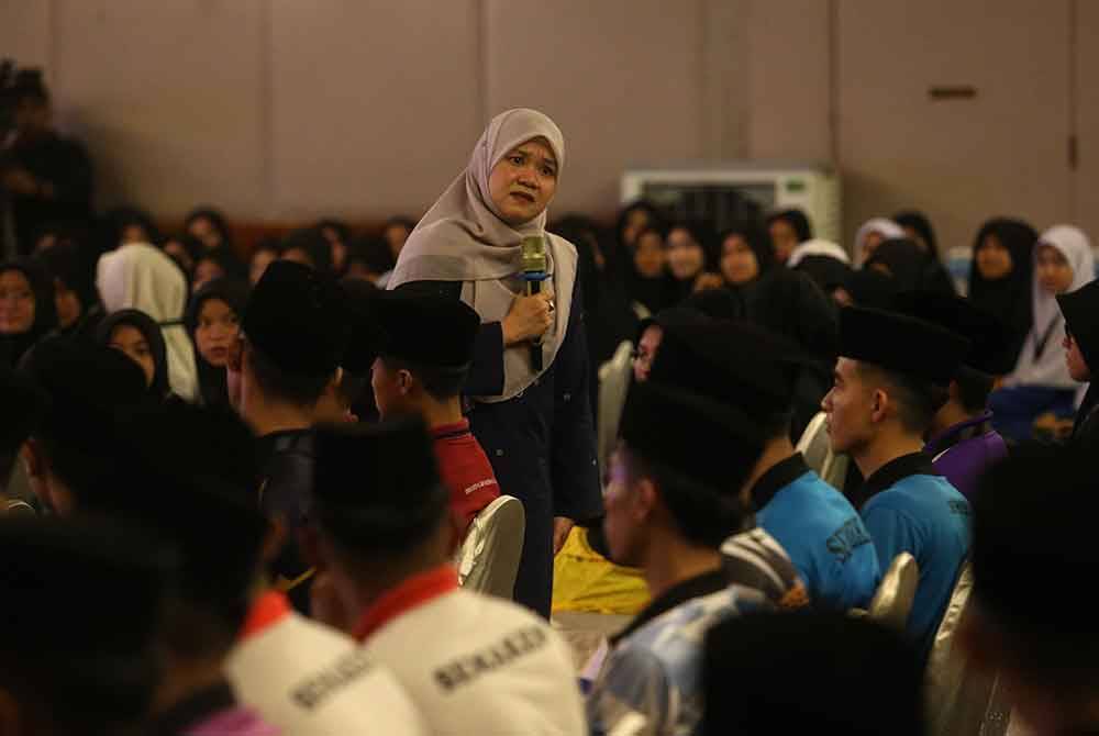 Fadhlina mengadakan sesi dialog bersama para pelajar pada program Kem GenMADANI Pemimpin Murid Sekolah Menengah Kebangsaan Agama Peringkat Kebangsaan 2024.