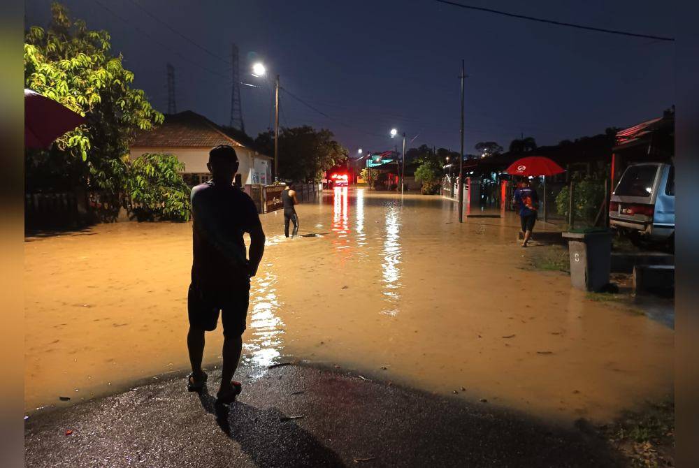 Keadaan banjir kilat di Kampung Baru Blok C di Ampangan