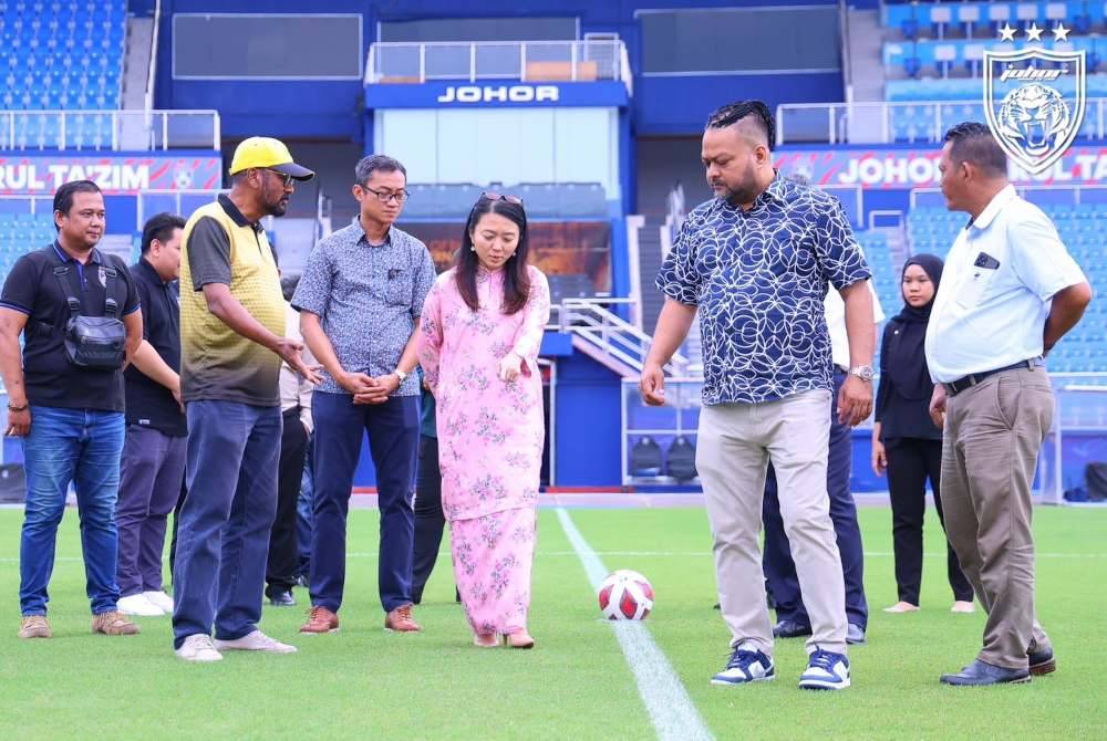 Tunku Ismail dermakan rumput hibrid kepada Stadium Nasional Bukit Jalil