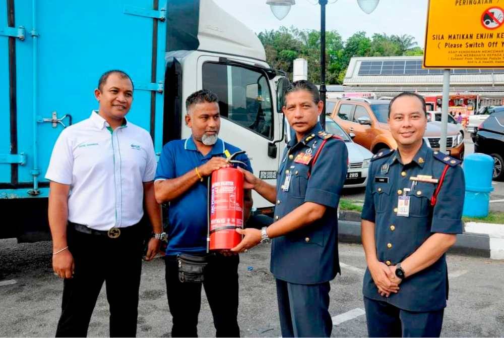 Alat pemadam api sangat berguna ketika membantu memadamkan api akibat kemalangan jalan raya.