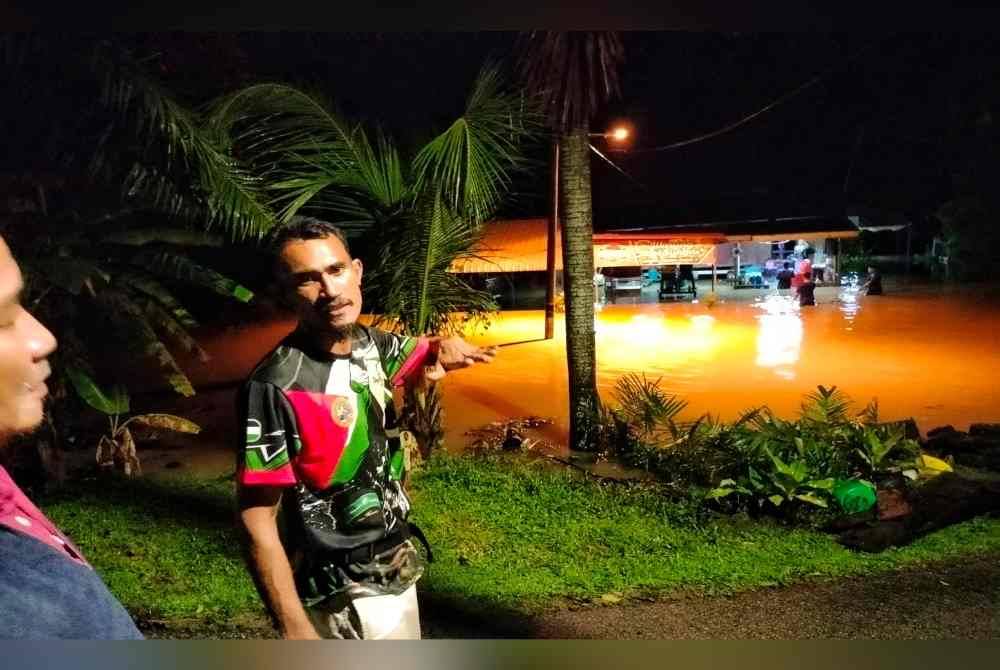 
Zai Zali (dua,kiri) meluahkan kekesalan mengenangkan rumahnya berhampiran sungai di Kampung Bukit Tambun, di sini, sering dinaiki air.