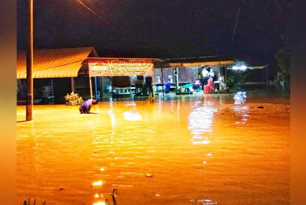 Keadaan rumah Zai Zali di Bukit Tambun yang dilanda banjir.