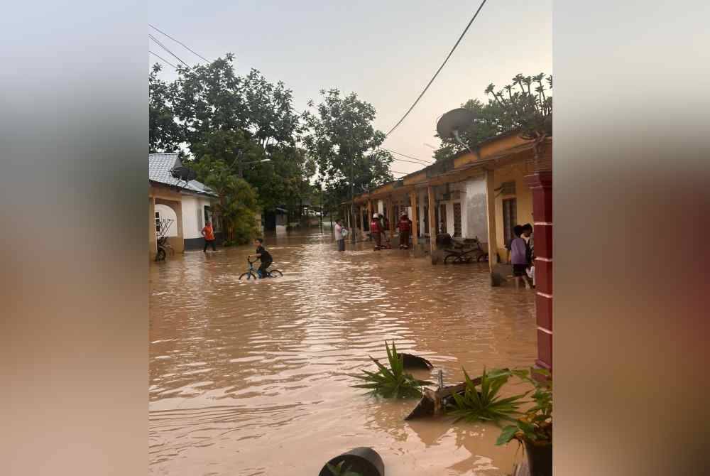 Mangsa banjir di sekitar Kuala Selangor dibawa ke PPS yang disediakan. Foto ihsan JBPM.
