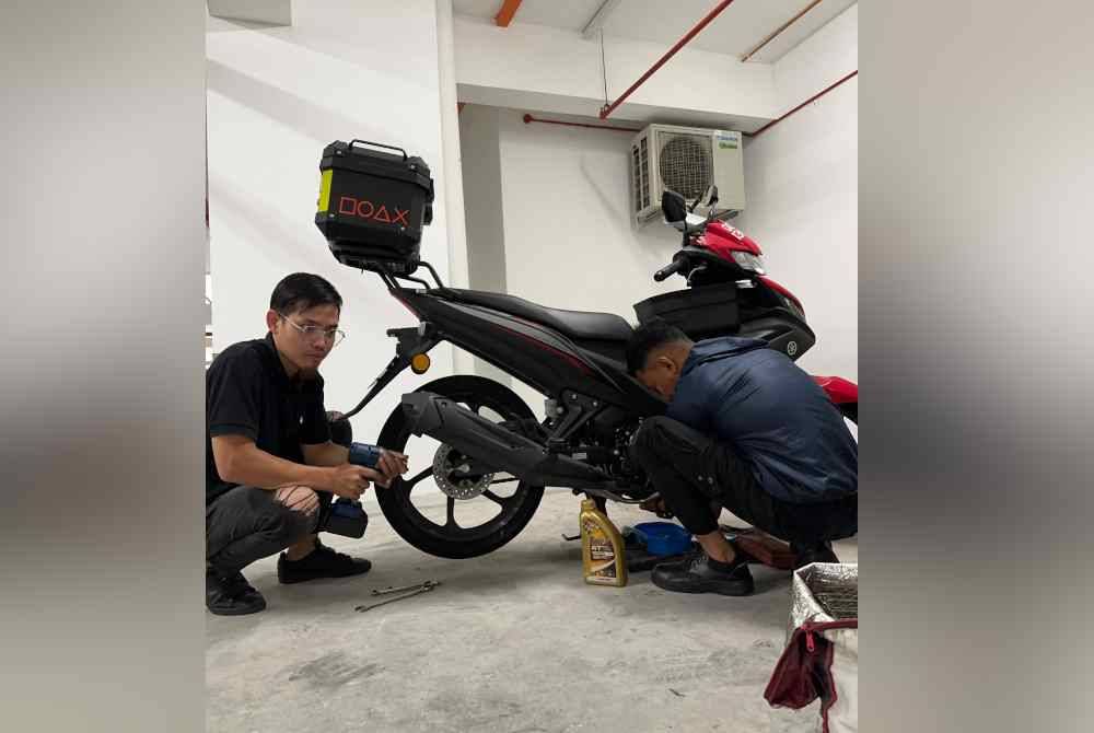 Khidmat 'pomen' jalanan yang ditawarkan Muhamad Naqiuddin mendapat sambutan khususnya dari pekerja Malaysia yang berulang alik ke Singapura.