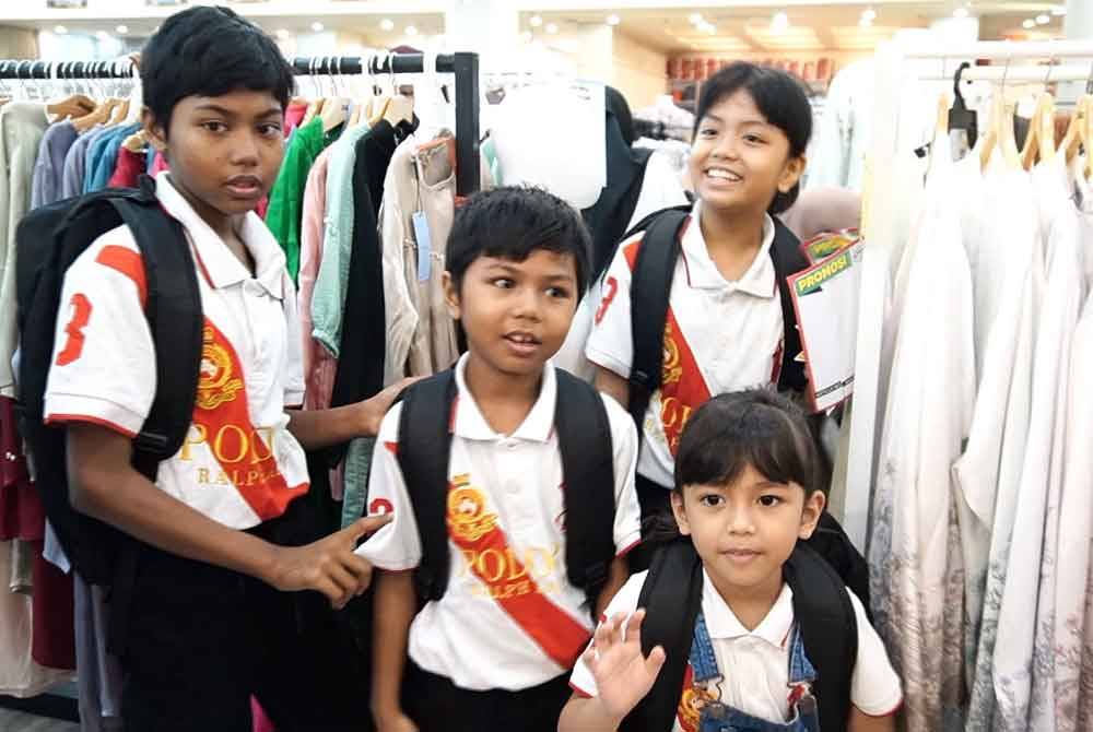 Sebahagian anak yatim ceria mendapat baju raya baharu yang disumbangkan oleh Wayout Solution dengan kerjasama Jakel sempena sambutan Hari Raya Aidilfitri.