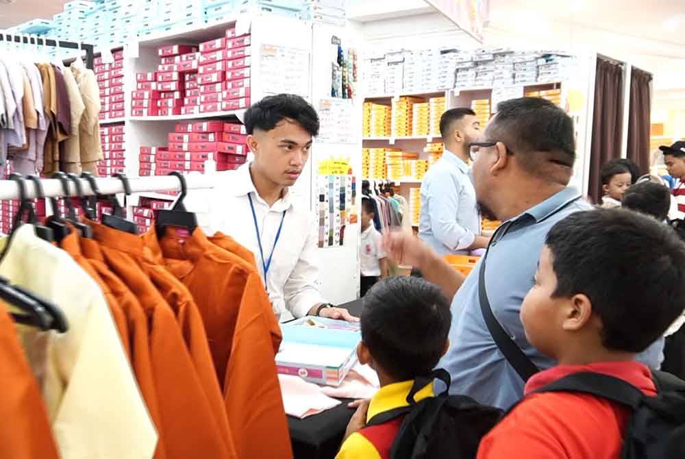 Anak yatim dibawa membeli-belah baju raya baharu dan barangan keperluan lain yang disumbangkan oleh Wayout Solution dengan kerjasama Jakel sempena sambutan Hari Raya Aidilfitri.