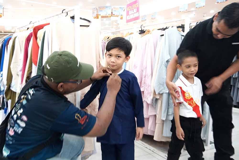 Setiap penerima bebas memilih set baju raya yang disukai daripada variasi koleksi ditawarkan oleh Jakel.