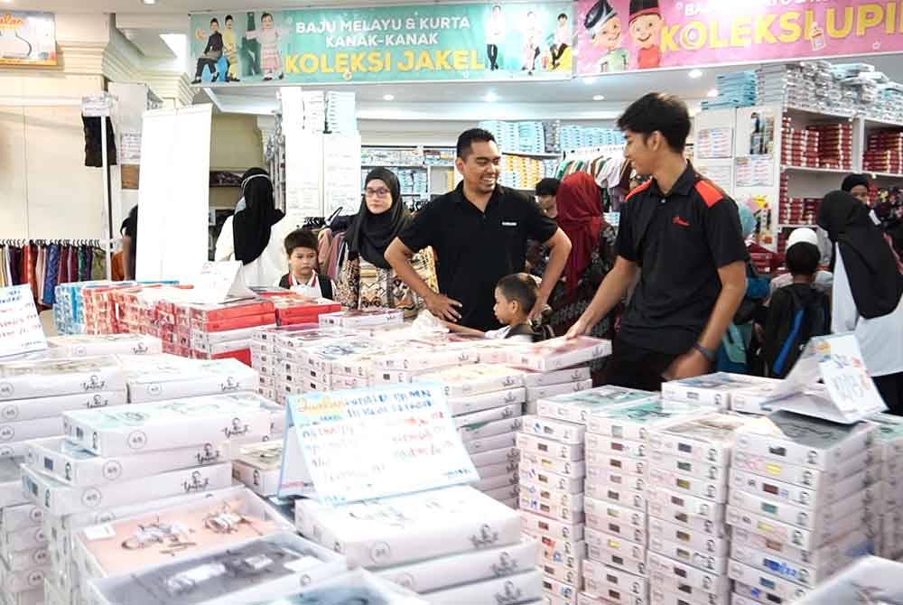 Selain tajaan baju raya baharu, pelbagai keperluan lain disumbangkan oleh Wayout Solution dengan kerjasama Jakel kepada golongan anak yatim.