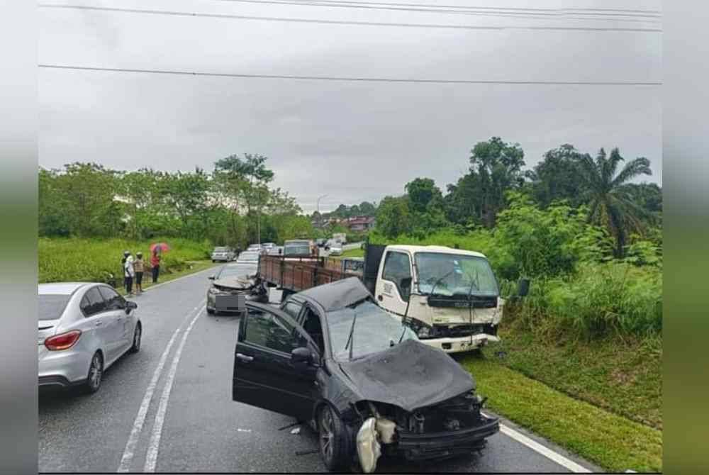 Seorang wanita maut dalam kemalangan membabitkan tiga kenderaan di Jalan Pontian Lama, Iskandar Puteri pada Selasa.