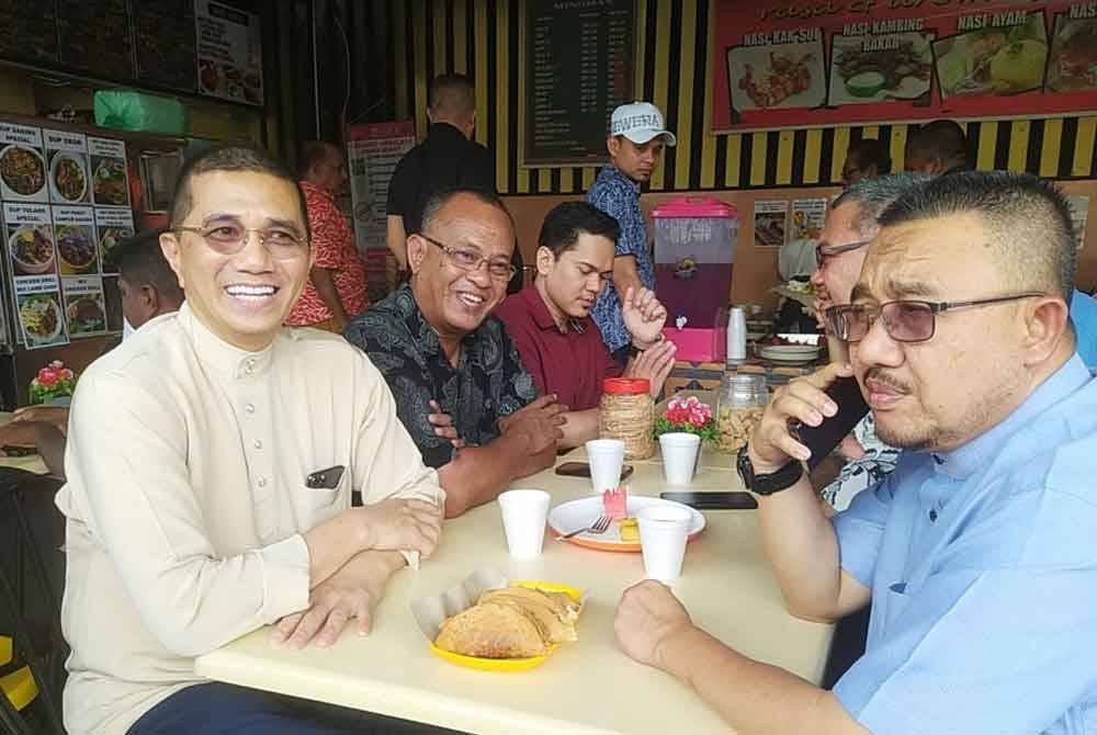 Mohamed Azmin (kiri) pada siri Jelajah Pengerusi PN ke Kuala Kubu Baharu pada Rabu.