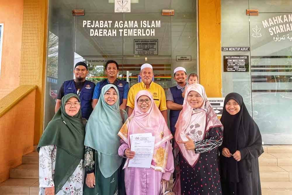 Salamiah (tengah, depan) menghantar memo bantahan pertandingan itu ke pejabat Paid Temerloh pada Selasa.