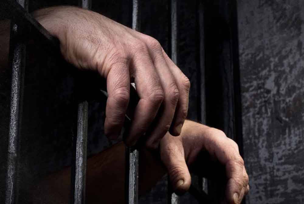 Seorang pemandu jengkaut terlepas hukuman mati selepas Mahkamah Tinggi di Kota Bharu menggantikan hukuman itu dengan penjara 38 tahun dan 12 sebatan kerana membunuh seorang wanita, 16 tahun lalu.