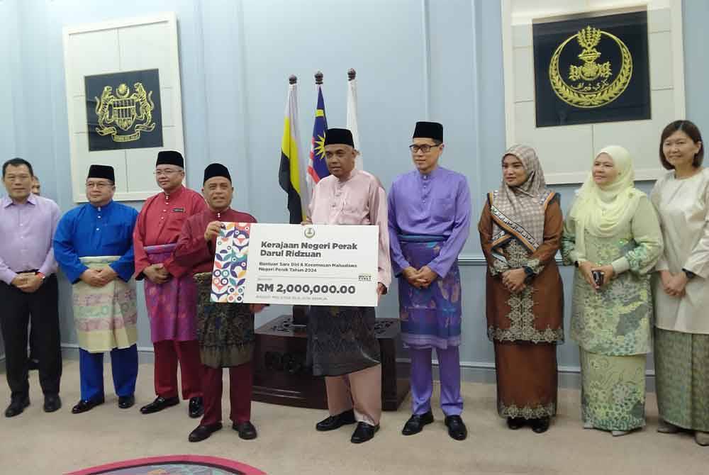 Saarani (empat dari kiri) menyempurnakan Majlis Penyampaian Bantuan Sara Diri dan Kecemasan Mahasiswa Perak 2024 di Bangunan Perak Darul Ridzuan di sini pada Rabu.