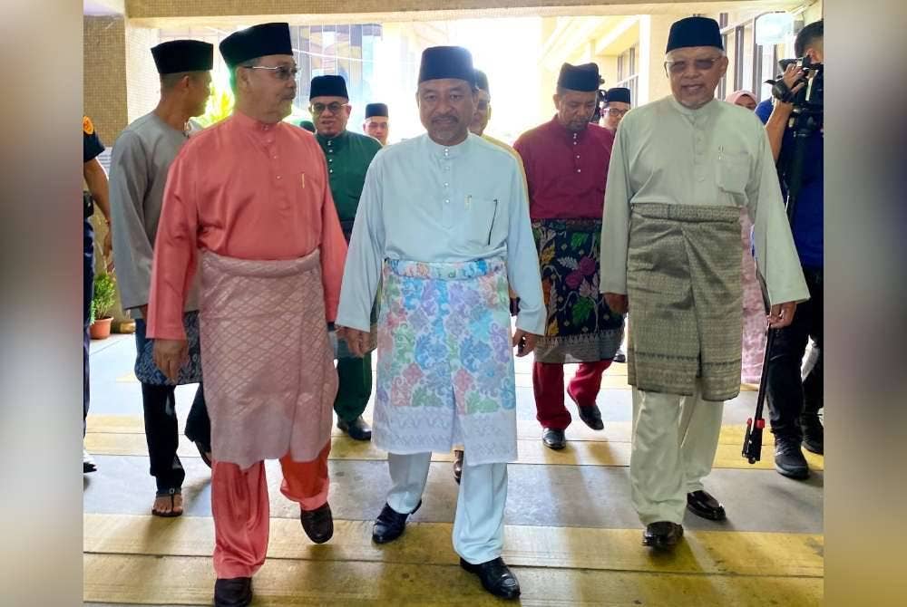 Mohd Nassuruddin (tengah) bersama kepimpinan kerajan negeri semasa hadir pada sambutan hari raya di peringkat Kota Darulnaim pada Rabu.