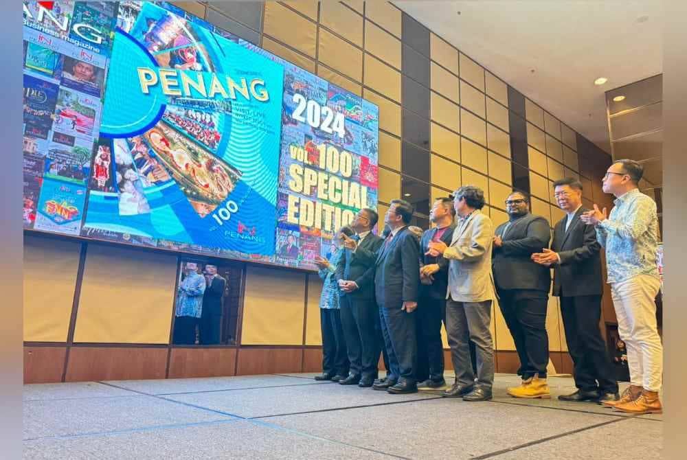 Kon Yeow (tiga dari kanan, depan) ketika melancarkan Majalah in Penang 100th Issue pada Rabu.