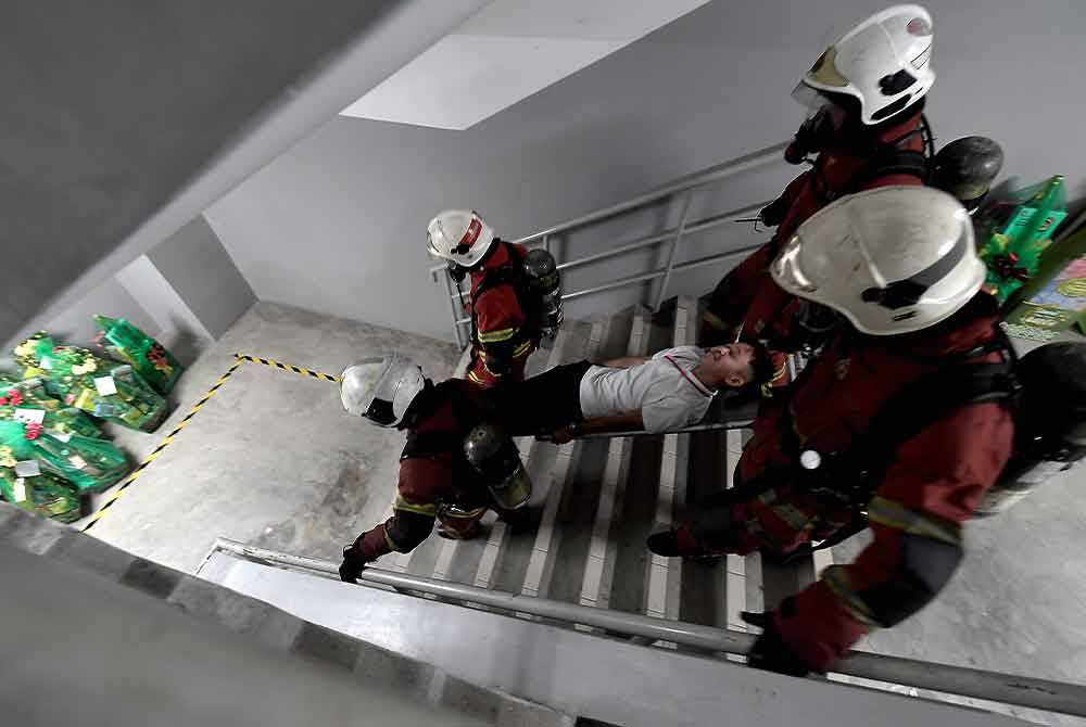 Latihan kebakaran perlu dilakukan sekurang-kurangnya sekali setahun bagi menilai tahap keselamatan dan kesiapsiagaan bomba dan pasukan tindakan kecemasan (ERT) sesebuah bangunan. Foto Bernama