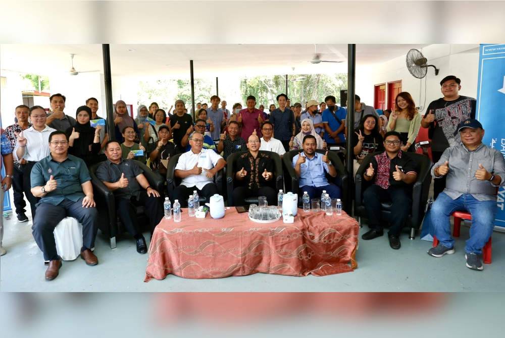 Majlis Perasmian Bantuan Awal Pengajian YBR disempurnakan Wilfred (duduk, tengah) di Pusat Khidmat Rakyat Parlimen Tuaran.