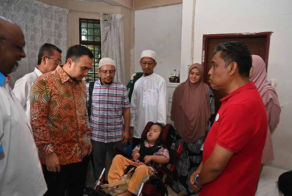 Ahmad Farhan (dua dari kiri) mewakili Perdana Menteri menziarahi keluarga adik Tasnim di kediaman mereka di Sungai Buloh. - Foto FB Anwar Ibrahim