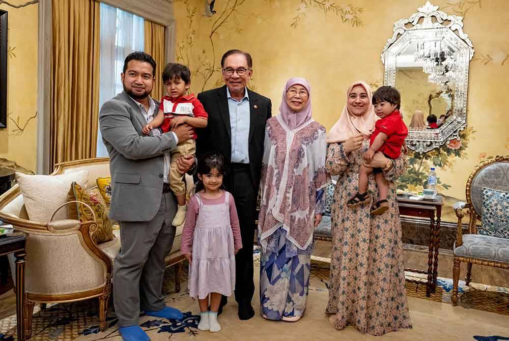 Anwar (tiga dari kiri) dan Wan Azizah (tiga dari kanan) berkesempatan bertemu dengan aktivis kemanusiaan, Muhammad Nadir Al-Nuri (kiri) bersama keluarganya di Kompleks Seri Perdana pada Rabu.Foto FB Anwar Ibrahim
