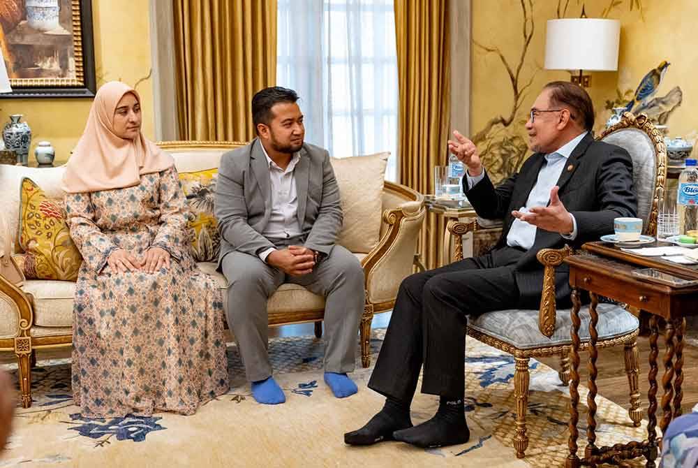 Anwar (kanan) ketika sesi pertemuan bersama aktivis kemanusiaan, Muhammad Nadir Al-Nuri (tengah) yang diadakan pada Rabu.Foto FB Anwar Ibrahim