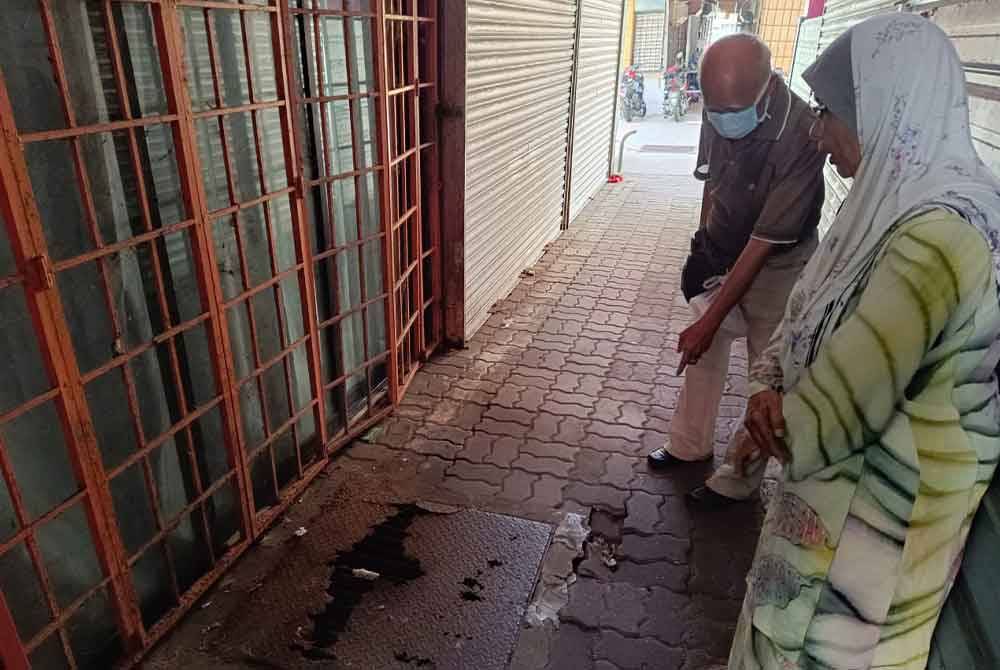 Laluan pejalan kaki didakwa berlubang dan rosak.