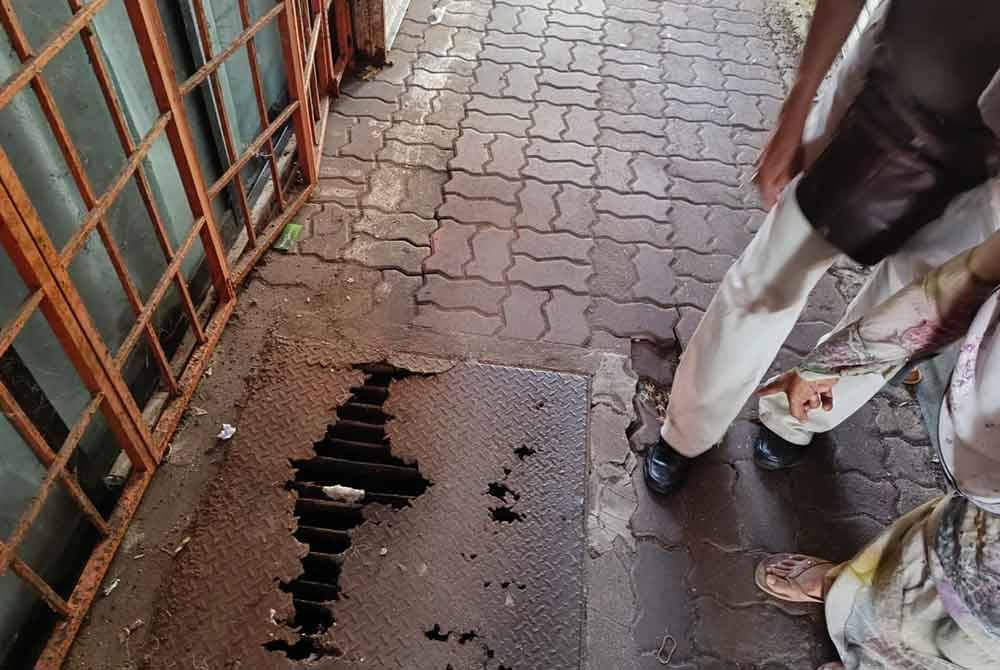 Laluan pejalan kaki didakwa berlubang dan rosak.