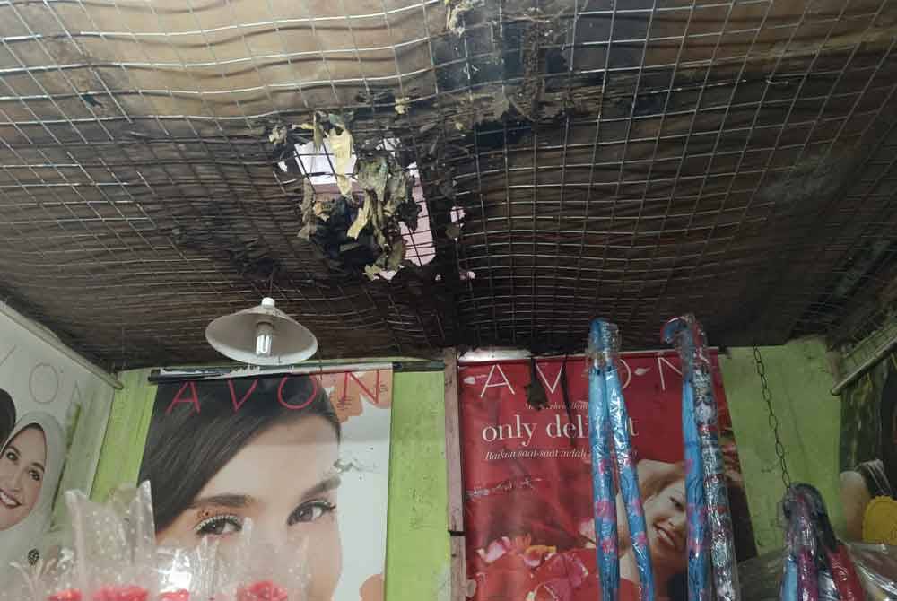 Keadaan atap sebuah kedai di lorong Jalan Banggol, Kuala Terengganu yang bocor.