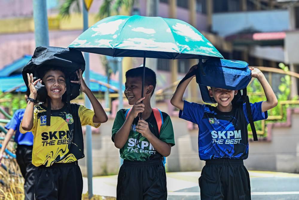 Sebahagian murid hadir ke sekolah dengan mengenakan baju-t dan berpakaian sukan berikutan cuaca panas.