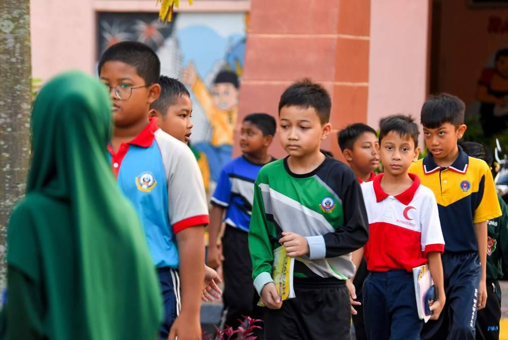 Murid sekolah memakai pakaian sukan ketika hadir ke Sekolah Kebangsaan (SK) Wawasan Seremban 2, Seremban.