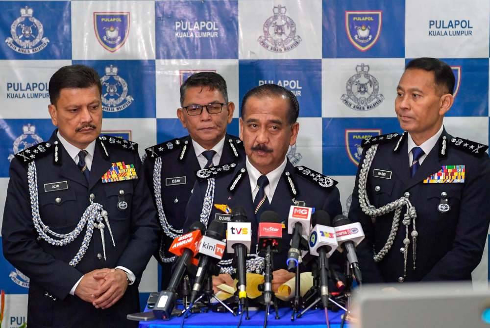 Razarudin (tiga, kiri) ketika sidang media selepas Majlis Serah Terima Tugas Pengarah Jabatan Siasatan dan Penguatkuasaan Trafik (JSPT) di Pusat Latihan Polis (Pulapol) Kuala Lumpur, pada Rabu. Foto Bernama