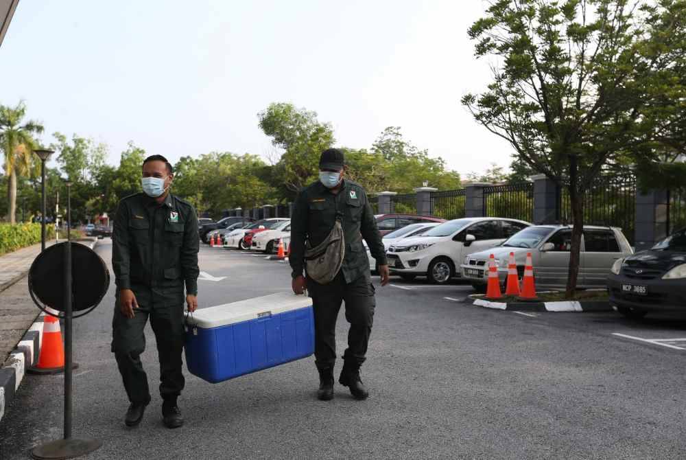 Anggota Penguat kuasa Jabatan Perhilitan membawa barang bukti dalam kes pertuduhan lapan anggota polis dari Unit Simpanan Persekutuan (FRU) menyimpan bahagian badan pelanduk tanpa lesen tiga tahun lalu.