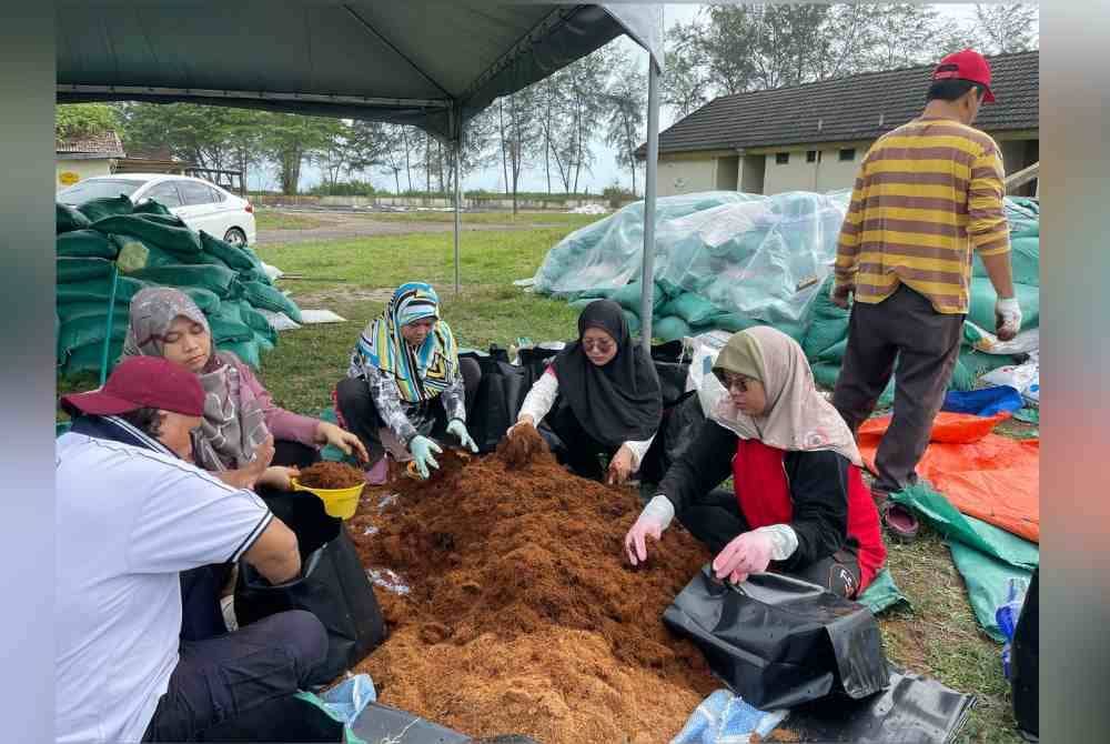 Sekumpulan penyelidik Universiti Malaysia Terengganu (UMT) berjaya membantu 100 Orang Kurang Upaya (OKU) (Pendengaran) bagi meningkatkan pendapatan bulanan mereka. Foto UMT