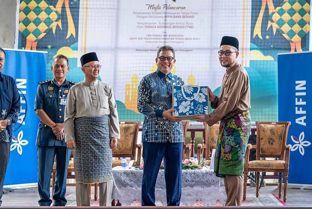 Tengku Farok Hussin (tengah) ketika Majlis Pelancaran Sistem Pembayaran Tanpa Tunai LMNT di pekarangan Kompleks Muzium Negeri Terengganu.