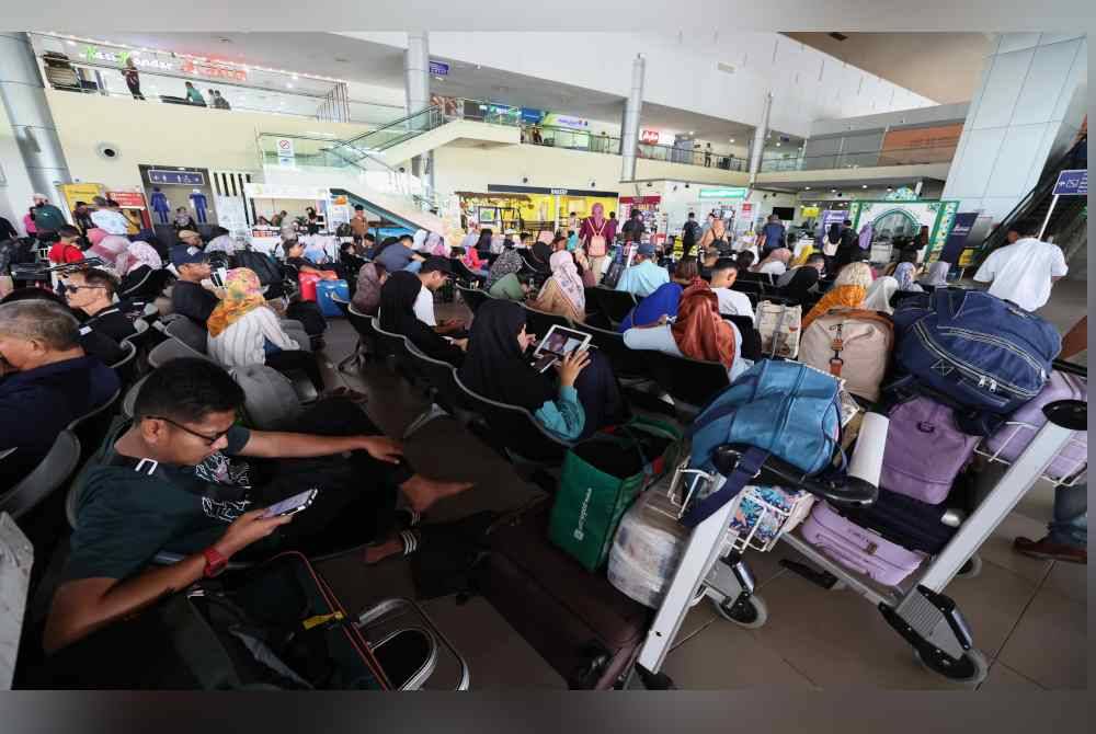 Penumpang menunggu perkembangan penerbangan mereka ekoran terdapat perubahan jadual penerbangan berikutan letusan gunung berapi di Gunung Ruang, Indonesia ketika tinjauan di Lapangan Terbang Sandakan, pada Khamis. Foto Bernama