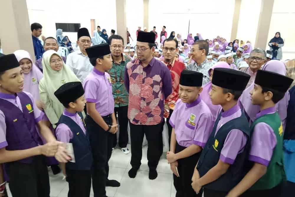 Dr Zulkifli (tengah) berkesempatan beramah mesra dengan pelajar.