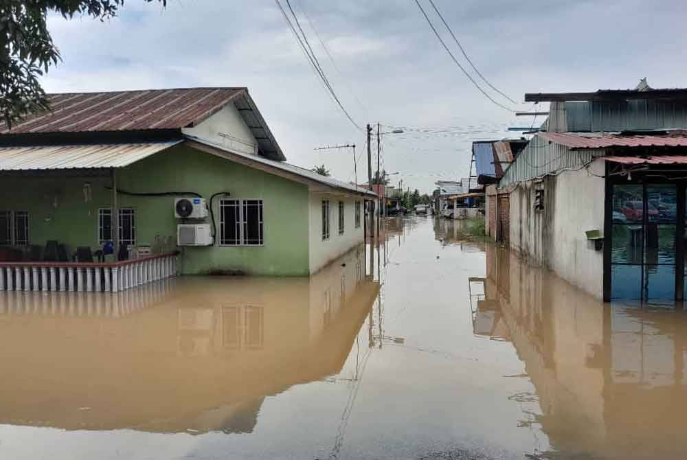 Kawasan di sekitar Meru dilanda banjir kilat pada Selasa.