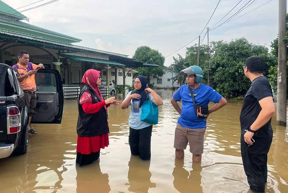 Mariam (dua dari kiri) ketika membuat tinjauan di kawasan banjir kilat di Persiaran Hamzah Alang pada Rabu.