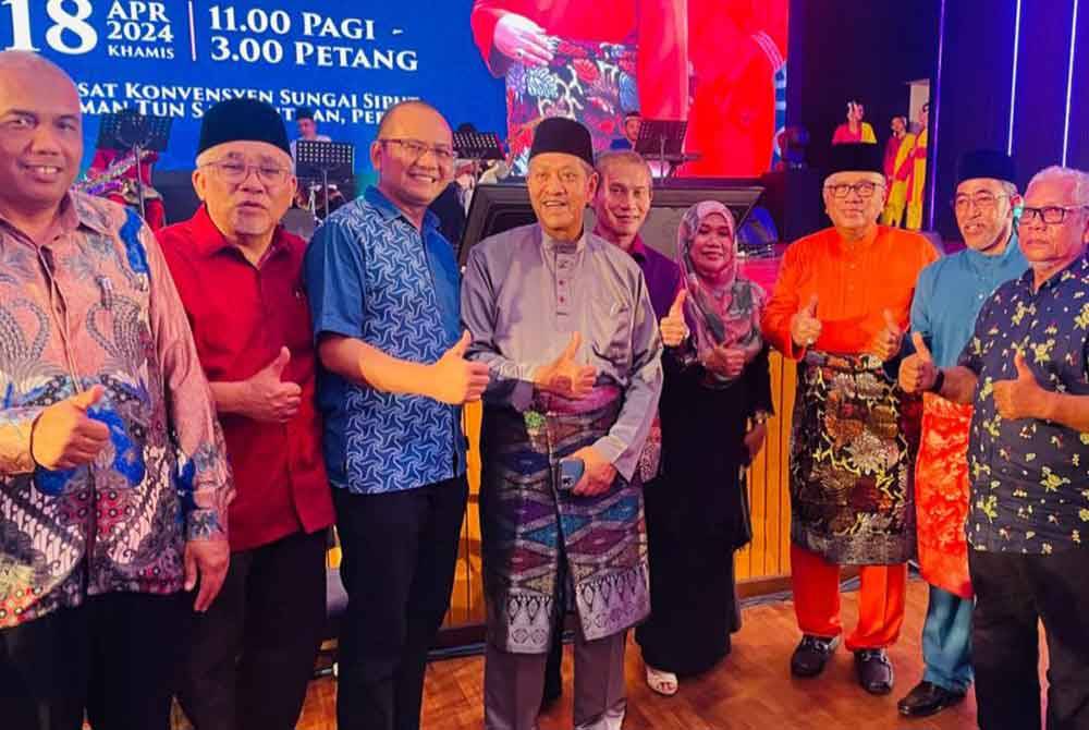 Mohd Zolkafly (lima dari kanan) menyantuni pengunjung yang hadir ke Rumah Terbuka Aidilfitri di Pusat Konvensyen Sungai Siput pada Khamis.