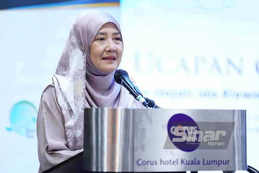 Ida Riswana Idris berucap pada Majlis Menandatangani MoU di antara Andalusia Travel & Tours Sdn Bhd dan Saudi Airlines (Saudia) di sebuah hotel di sini pada Khamis. FOTO: SINAR HARIAN / MOHD HALIM ABDUL WAHID