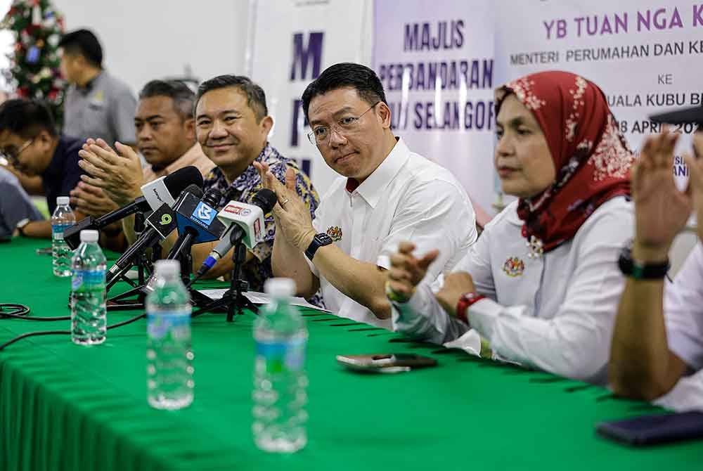Kor Ming (dua dari kanan) ketika sidang media selepas lawatan kerja beliau bersempena Program Sentuhan Kasih Kementerian Perumahan dan Kerajaan Tempatan (KPKT) di sekitar kawasan Kuala Kubu Bharu, pada Khamis. Foto Bernama