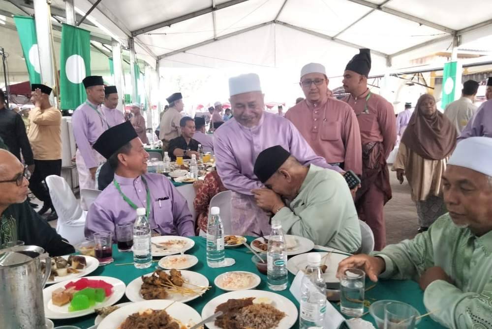 Tuan Ibrahim beramah mesra dengan tetamu yang menghadiri Rumah Terbuka Aidilfitri Pas Kelantan di Dataran Warisan Stadium Muhammad IV.