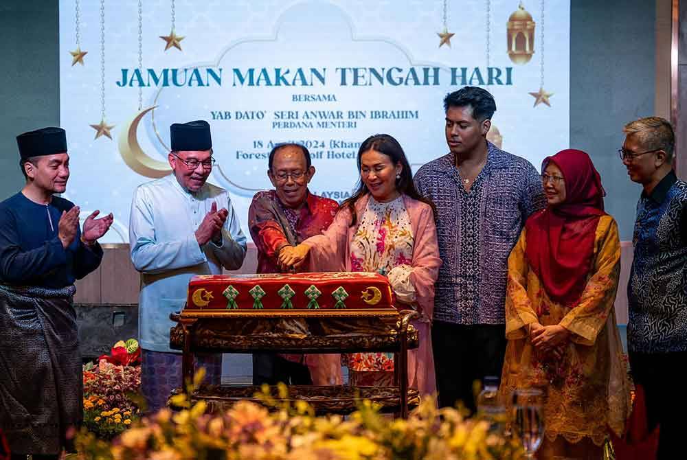 Anwar (dua dari kiri) turut meraikan ulang tahun kelahiran Tun Musa di Johor Bharu. Foto Facebook Anwar Ibrahim