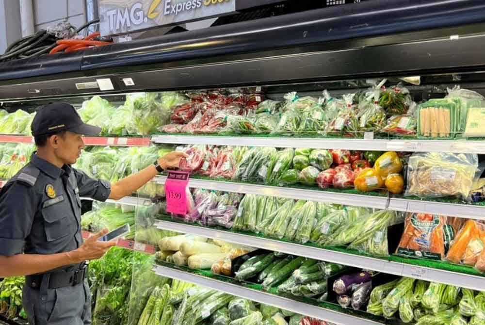 Pegawai KPDN Pahang membuat pemeriksaan barangan sempana musim perayaan. Foto KPDN Pahang